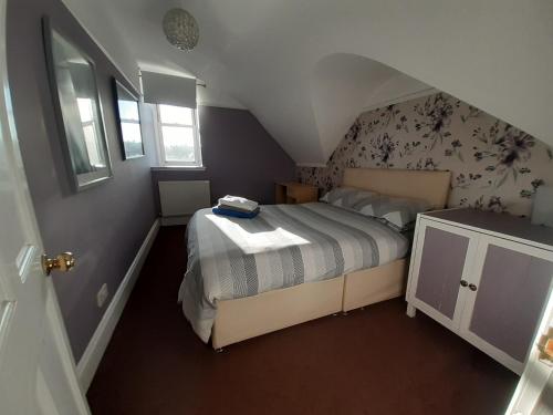 Dormitorio pequeño con cama en el ático en Carvetii - Halite House - 3 bed House sleeps up to 5 people, en Tillicoultry