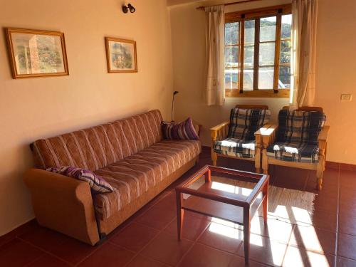 a living room with a couch and two chairs at Rural Gomera in Arure