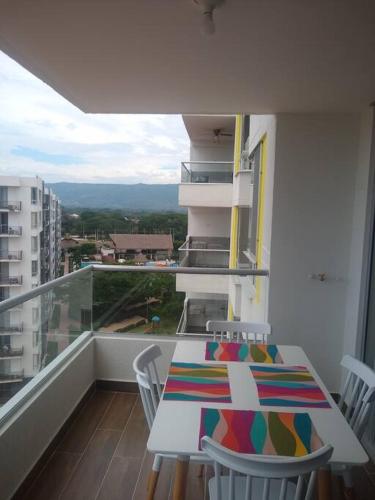 a balcony with a table and chairs on a balcony at Extraordinario Apartamento para Vacaciones en Ricaurte Cund in Ricaurte