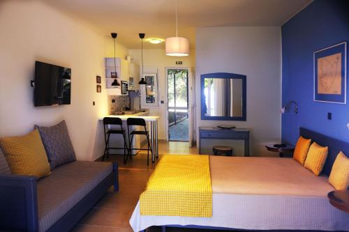 Μια τηλεόραση ή/και κέντρο ψυχαγωγίας στο Mathesi apartment balcony