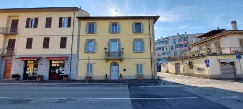 un edificio giallo sul lato di una strada di Oro Rosso Rooms Locazione Turistica ad Arezzo