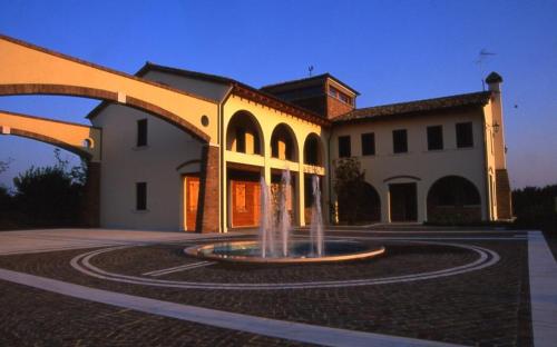 a building with a fountain in front of a building at Agriturismo Due Torri in Montebelluna