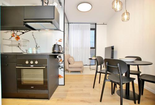 cocina y comedor con mesa y sillas en PRIME LOCATION HIGH STANDARD 3 ROOMS APT, en Tel Aviv