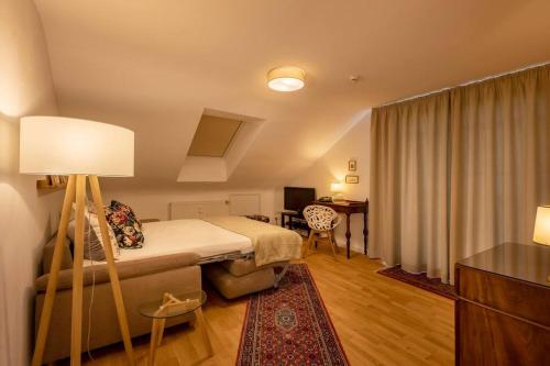 ein Hotelzimmer mit einem Bett und einem Schreibtisch in der Unterkunft Einfach schöne Ferienwohnung in Backnang