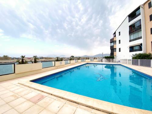 una piscina en la azotea de un edificio en Appartement T2 mezzanine vue mer avec piscine, en Saint-Cyprien