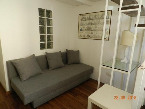 sala de estar con sofá y mesa en Casa di Anna - monolocale centrale en Reggio Calabria