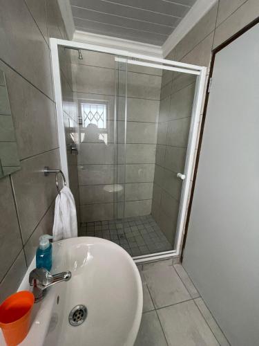 Ένα μπάνιο στο Finca Guest House