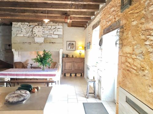 une chambre avec une table et un lit dans un bâtiment dans l'établissement Gîte écologique en vallée de la Dordogne Lotoise, à Gignac