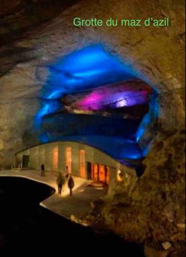a group of people walking in a cave at Koh Samui Siam Manahakhon Appart & Spa in Rieux-de-Pelleport