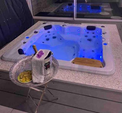 a bath tub with a jacuzzi in a sink at Koh Samui Siam Manahakhon Appart & Spa in Rieux-de-Pelleport