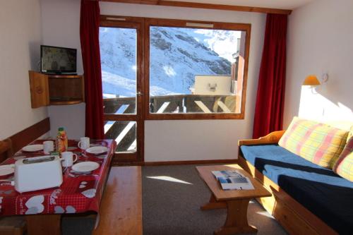 - un salon avec vue sur la montagne dans l'établissement Temples Du Soleil Cuzco Appartements VTI, à Val Thorens