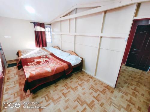 un dormitorio con una cama en una habitación en GK Holidays, en Ooty