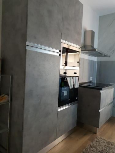 cocina pequeña con nevera y fogones en Appartamento Ottoboni,Centro Storico, en Pordenone