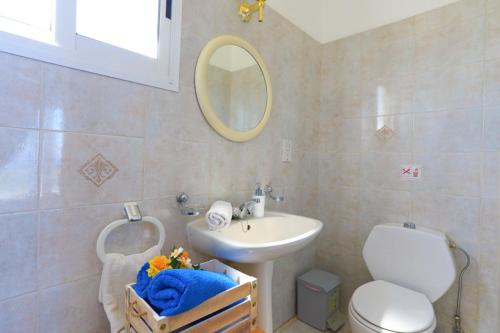 A bathroom at Lemon Grove Villa Dio