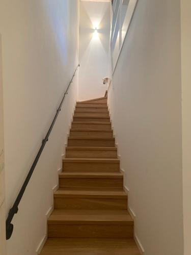 un escalier avec une lumière en haut de celui-ci dans l'établissement La casetta rossa, à Rimini