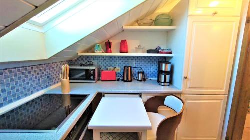 a small kitchen with a bench in a tiny house at Golden Treasure Superior in Münster