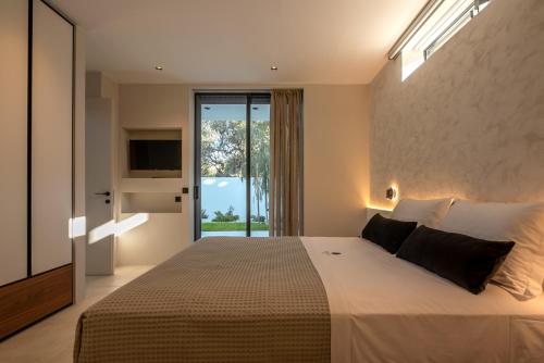 Llit o llits en una habitació de Villas Phos and Kallos