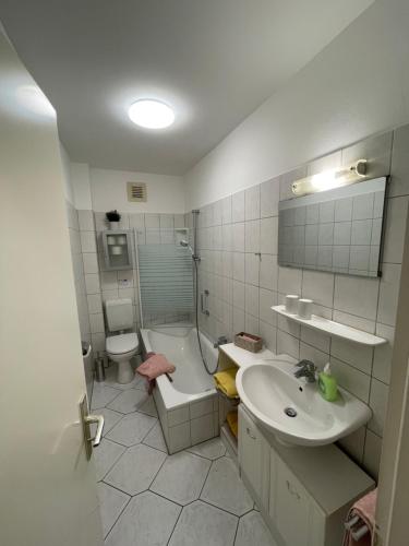 A bathroom at Ferienwohnungen Glückstadt