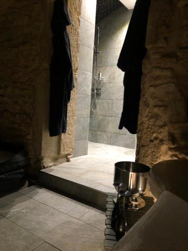 een badkamer met een douche, een wastafel en een bad bij jaccuzi & spa des caves Stanislas in Nancy