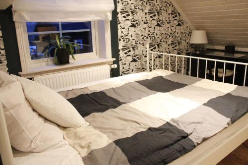 1 cama en un dormitorio con ventana en Solhem Terrassen en Arvika