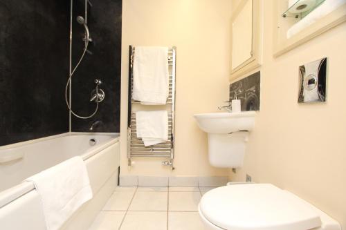 Kupatilo u objektu Lovely 2-Bedroom Apartment in Docklands, E14