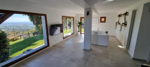 un pasillo con una gran ventana en una casa en Chalet Sophie - Luxury Chalet en Roletto