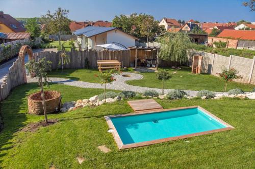 een achtertuin met een zwembad in het gras bij La Bobul Apartments in Dürnholz