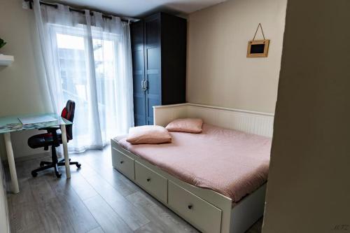 Säng eller sängar i ett rum på Maison au calme, proche Paris et Disney