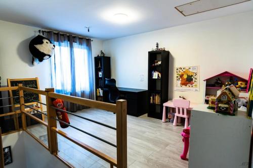 - un salon avec un escalier et une chambre pour enfants dans l'établissement Maison au calme, proche Paris et Disney, à Mitry-Mory