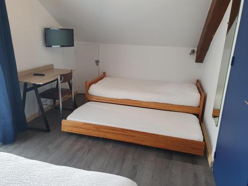 מיטה או מיטות בחדר ב-HOTEL DU GRAND LAC