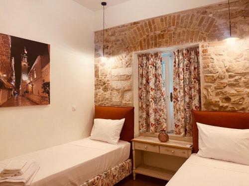 Giường trong phòng chung tại Mouragia House