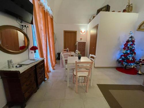 una sala de estar con un árbol de Navidad y una mesa y sillas en Il Borgo Antico B & B, en Capurso