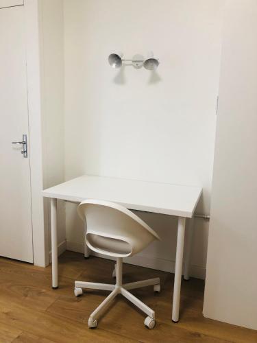 un escritorio blanco con una silla junto a una puerta en Appartement T2 proche gare - DABNB en Limoges