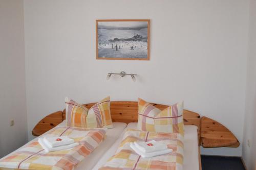 1 dormitorio con 2 camas y una foto en la pared en Pension Am Zechengrund, en Kurort Oberwiesenthal