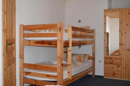 - deux lits superposés dans une chambre avec un miroir dans l'établissement Pension Am Zechengrund, à Kurort Oberwiesenthal