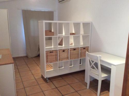 een wit bureau en een stoel in een kamer bij Apartamento Centrico con Terraza in Platja  d'Aro