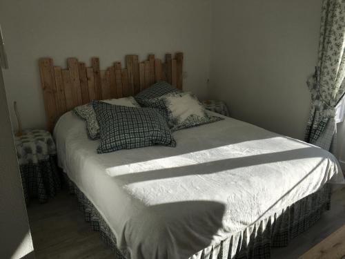 a bed with a wooden headboard in a bedroom at Appart République in Narbonne