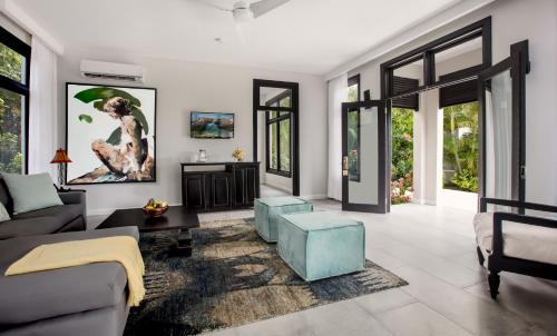 una sala de estar con un sofá y una mesa en The Cliff Hotel, en Negril