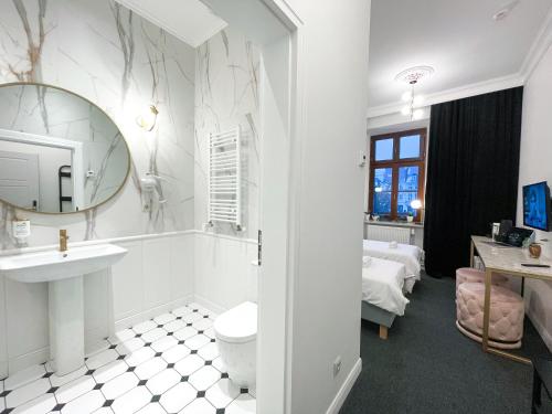 łazienka z umywalką i lustrem w obiekcie Apartamenty Stary Browar Oleśnica w mieście Oleśnica