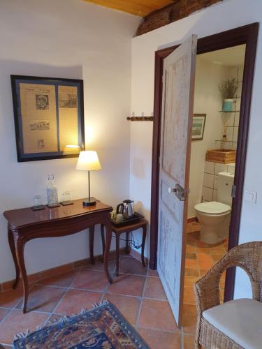 a room with a desk and a toilet in a room at La Maison Provençale in La Roquebrussanne