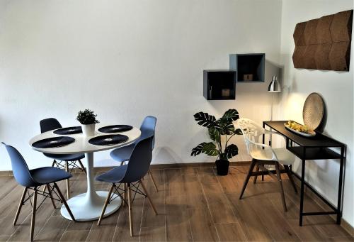 a dining room with a table and chairs at Vilamoura Garden House - Golf & Beach in Vilamoura