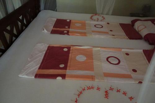 a couple of beds with wrapping paper on them at Mallis Guesthouse in Habaraduwa