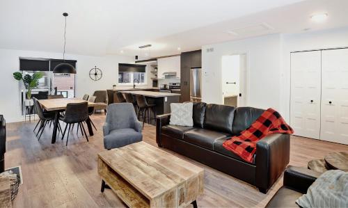 un salon avec un canapé et une table dans l'établissement 19 Chemin des Cascades, à Stoneham