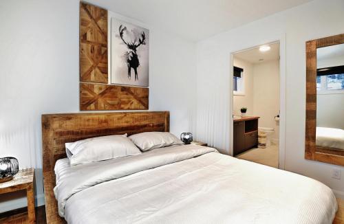 1 dormitorio con 1 cama grande y baño en 19 Chemin des Cascades, en Stoneham