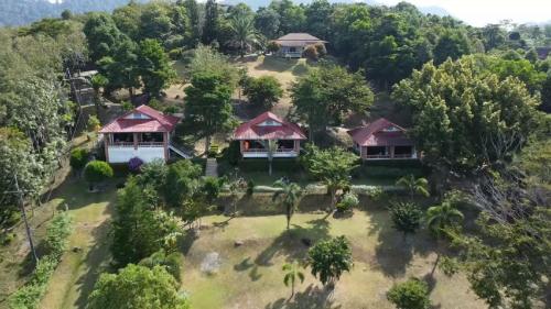 ランタ島にあるFreedom Estate sea view Apartmentsの丘の上の家屋