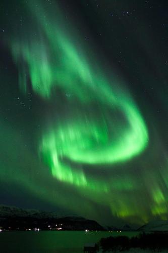 an image of the northern lights in the sky at Aline's Stue, B&B Utskarpen in Fuglstad
