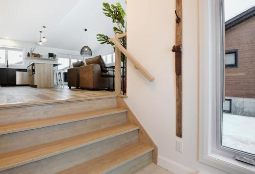 Una escalera en una casa con sala de estar en 13 Chemin des Cascades, en Stoneham