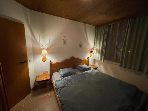 Tempat tidur dalam kamar di Hundefreundliche Bergwohnung neben der Skipiste - Mittelstation Skigebiet Gerlitzen