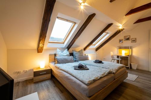 1 dormitorio con 1 cama grande en el ático en Bördeapartment 3, en Vahldorf