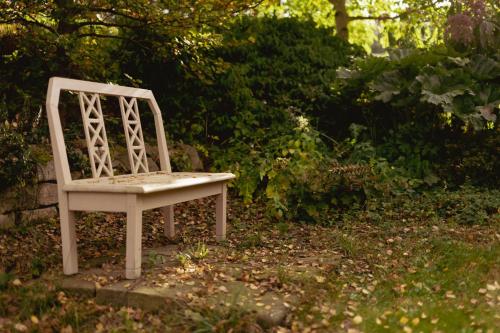a white chair sitting in the grass in a yard at GAJRAJ in Wünschelburg